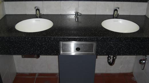 Waschtisch mit integriertem Mülleimer 